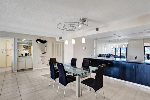 Condo in Hollywood, Florida, 2 bedrooms  № 2240543 - photo 6