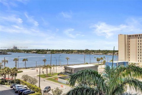 Condo in Hollywood, Florida, 2 bedrooms  № 2240543 - photo 19