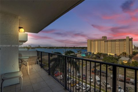 Condo in Hollywood, Florida, 2 bedrooms  № 2240543 - photo 2