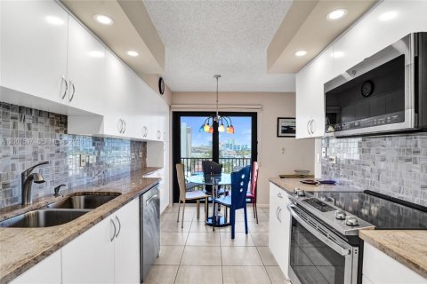 Condo in Hollywood, Florida, 2 bedrooms  № 2240543 - photo 10