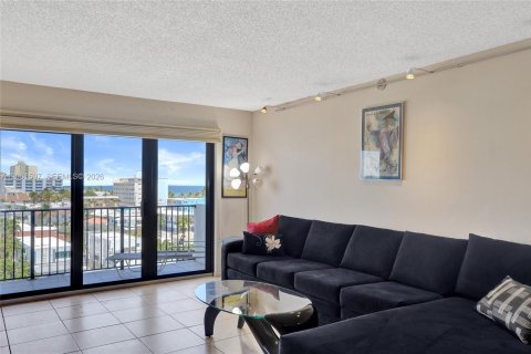 Condo in Hollywood, Florida, 2 bedrooms  № 2240543 - photo 23