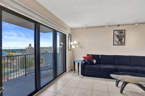 Condo in Hollywood, Florida, 2 bedrooms  № 2240543 - photo 5