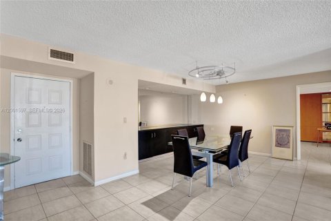 Condo in Hollywood, Florida, 2 bedrooms  № 2240543 - photo 28