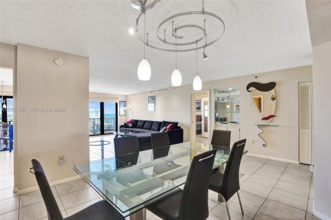 Condo in Hollywood, Florida, 2 bedrooms  № 2240543 - photo 27