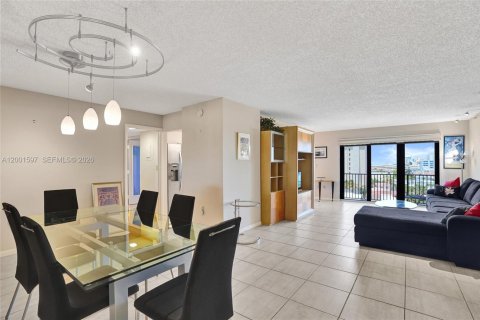 Condo in Hollywood, Florida, 2 bedrooms  № 2240543 - photo 26
