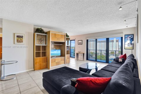 Condo in Hollywood, Florida, 2 bedrooms  № 2240543 - photo 25