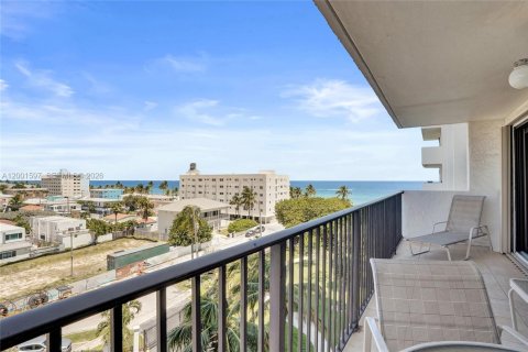 Condo in Hollywood, Florida, 2 bedrooms  № 2240543 - photo 17