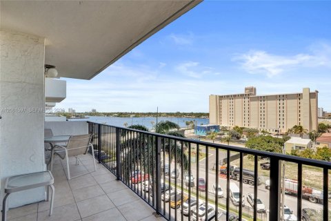 Condo in Hollywood, Florida, 2 bedrooms  № 2240543 - photo 20