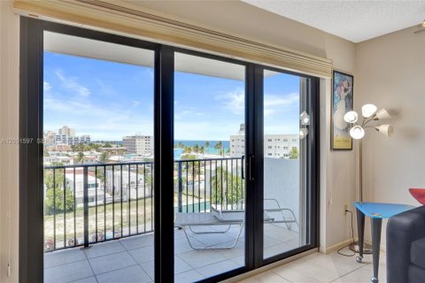 Condo in Hollywood, Florida, 2 bedrooms  № 2240543 - photo 14
