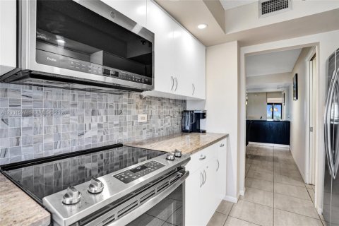 Condo in Hollywood, Florida, 2 bedrooms  № 2240543 - photo 11