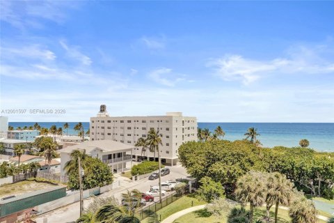 Condo in Hollywood, Florida, 2 bedrooms  № 2240543 - photo 15