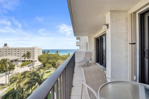 Condo in Hollywood, Florida, 2 bedrooms  № 2240543 - photo 18