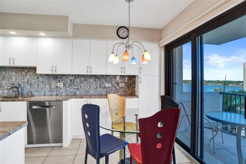 Condo in Hollywood, Florida, 2 bedrooms  № 2240543 - photo 13