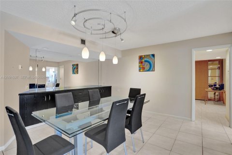 Condo in Hollywood, Florida, 2 bedrooms  № 2240543 - photo 24