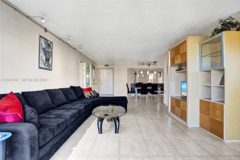 Condo in Hollywood, Florida, 2 bedrooms  № 2240543 - photo 7
