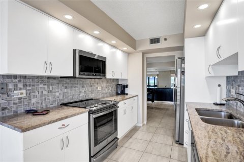 Condo in Hollywood, Florida, 2 bedrooms  № 2240543 - photo 9
