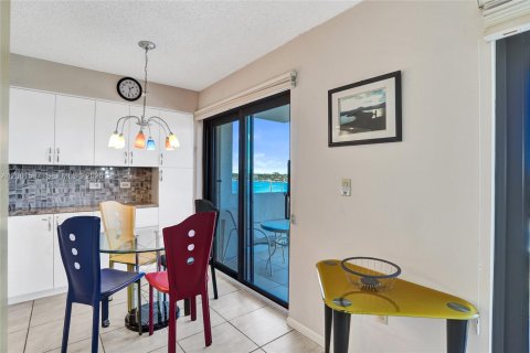 Condo in Hollywood, Florida, 2 bedrooms  № 2240543 - photo 12