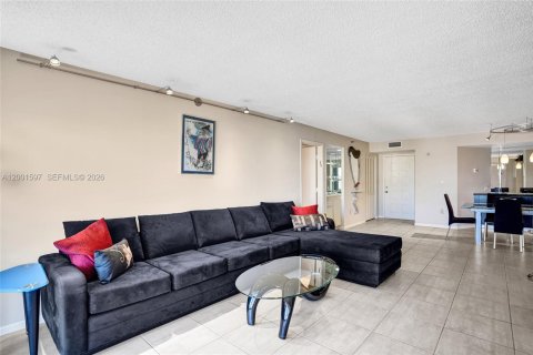 Condo in Hollywood, Florida, 2 bedrooms  № 2240543 - photo 22