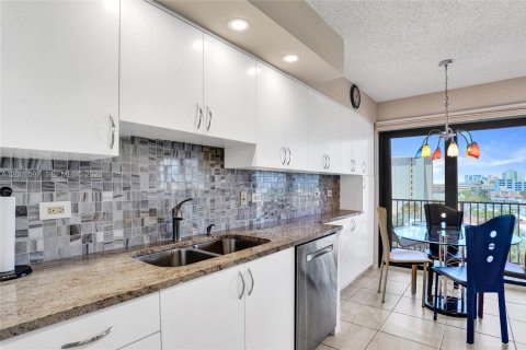 Condo in Hollywood, Florida, 2 bedrooms  № 2240543 - photo 8