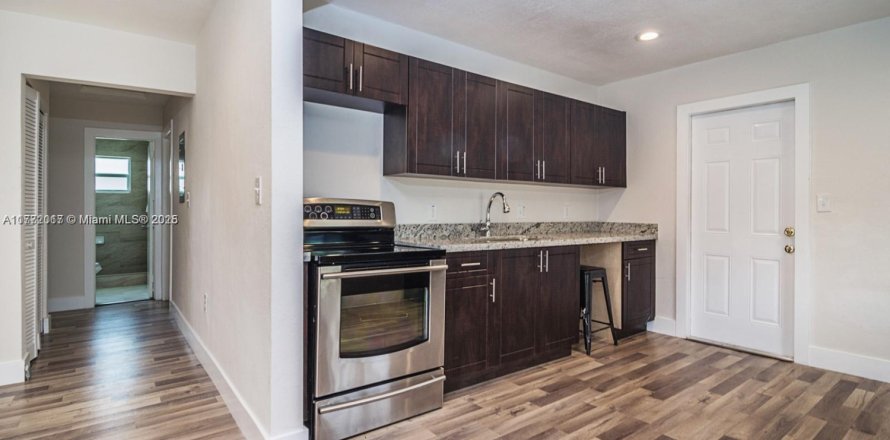 House in Hollywood, Florida 2 bedrooms, 85.93 sq.m. № 1863287