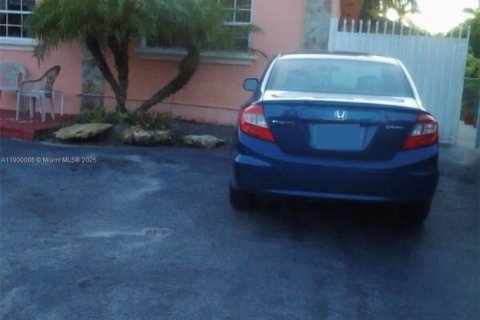 Commercial property in Miami, Florida 2 bedrooms, 140.93 sq.m. № 1952527 - photo 1