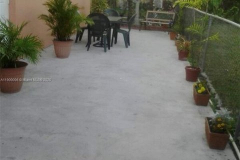 Commercial property in Miami, Florida 2 bedrooms, 140.93 sq.m. № 1952527 - photo 2