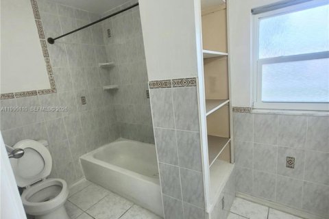 House in Boca Raton, Florida 5 bedrooms, 157.66 sq.m. № 2058939 - photo 16