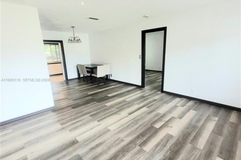 House in Boca Raton, Florida 5 bedrooms, 157.66 sq.m. № 2058939 - photo 9