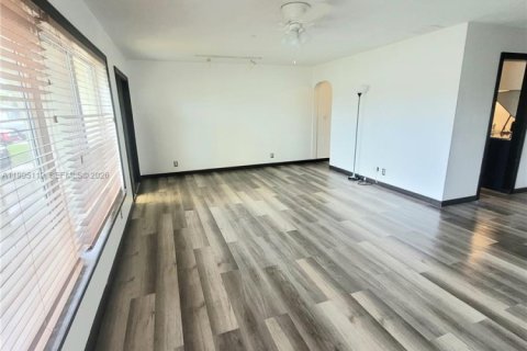 House in Boca Raton, Florida 5 bedrooms, 157.66 sq.m. № 2058939 - photo 8