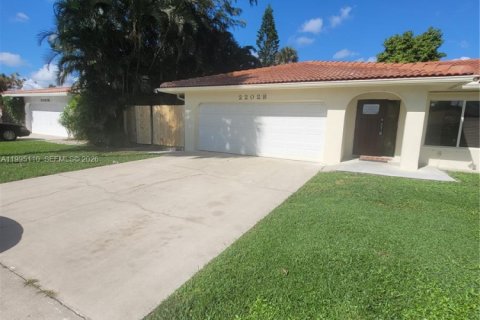 House in Boca Raton, Florida 5 bedrooms, 157.66 sq.m. № 2058939 - photo 2