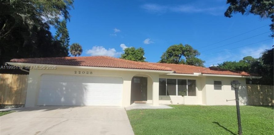 House in Boca Raton, Florida 5 bedrooms, 157.66 sq.m. № 2058939