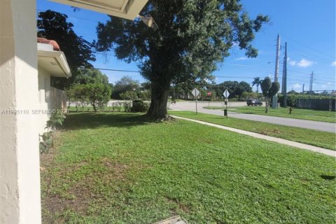 House in Boca Raton, Florida 5 bedrooms, 157.66 sq.m. № 2058939 - photo 4