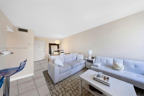 Condo in Sunny Isles Beach, Florida, 1 bedroom № 2252240 - photo 7