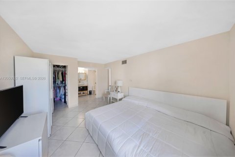 Condo in Sunny Isles Beach, Florida, 1 bedroom № 2252240 - photo 15