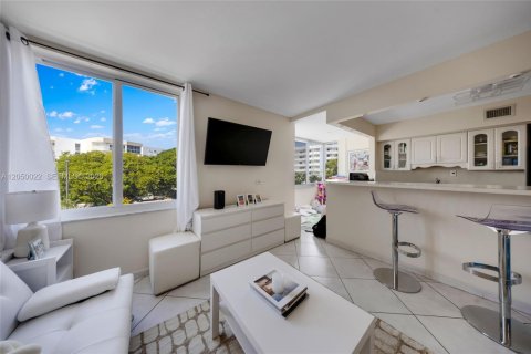 Condo in Sunny Isles Beach, Florida, 1 bedroom  № 2252240