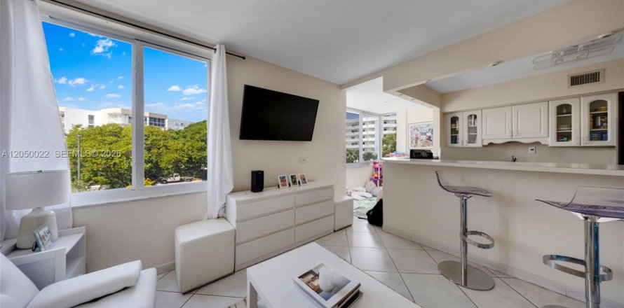 Condo in Sunny Isles Beach, Florida, 1 bedroom № 2252240