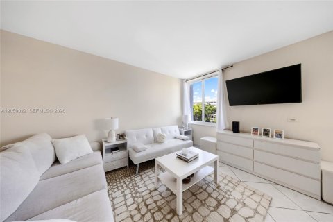 Condo in Sunny Isles Beach, Florida, 1 bedroom № 2252240 - photo 4