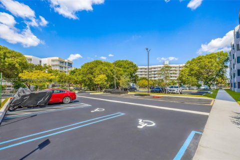 Condo in Sunny Isles Beach, Florida, 1 bedroom № 2252240 - photo 19
