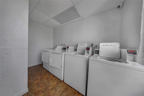 Condo in Sunny Isles Beach, Florida, 1 bedroom № 2252240 - photo 17