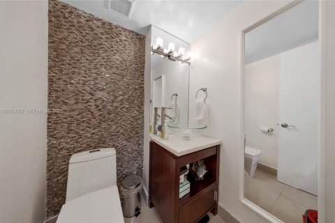 Condo in Sunny Isles Beach, Florida, 1 bedroom № 2252240 - photo 10