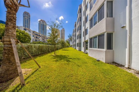 Condo in Sunny Isles Beach, Florida, 1 bedroom № 2252240 - photo 22