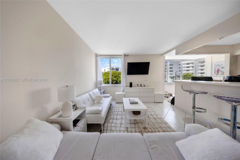 Condo in Sunny Isles Beach, Florida, 1 bedroom № 2252240 - photo 2