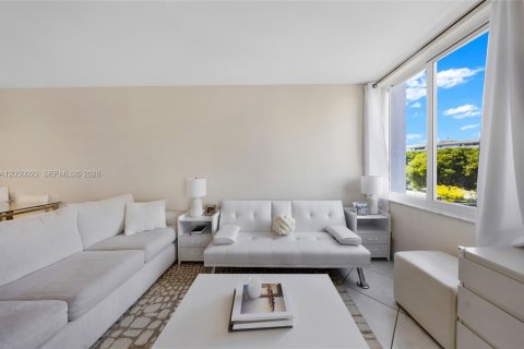 Condo in Sunny Isles Beach, Florida, 1 bedroom № 2252240 - photo 6