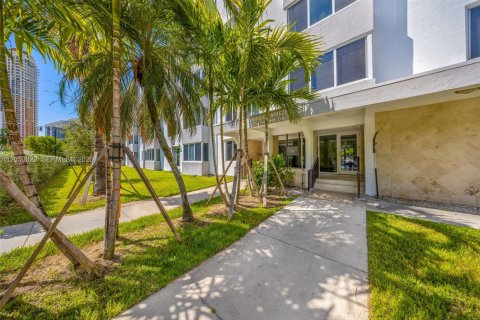 Condo in Sunny Isles Beach, Florida, 1 bedroom № 2252240 - photo 21