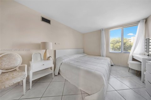 Condo in Sunny Isles Beach, Florida, 1 bedroom № 2252240 - photo 13