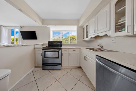 Condo in Sunny Isles Beach, Florida, 1 bedroom № 2252240 - photo 8
