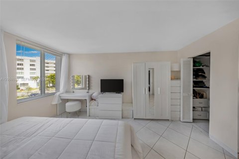 Condo in Sunny Isles Beach, Florida, 1 bedroom № 2252240 - photo 16