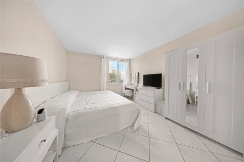 Condo in Sunny Isles Beach, Florida, 1 bedroom № 2252240 - photo 14