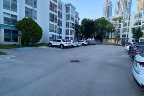 Townhouse in Sunny Isles Beach, Florida 2 bedrooms, 57.6 sq.m. № 1073879 - photo 1