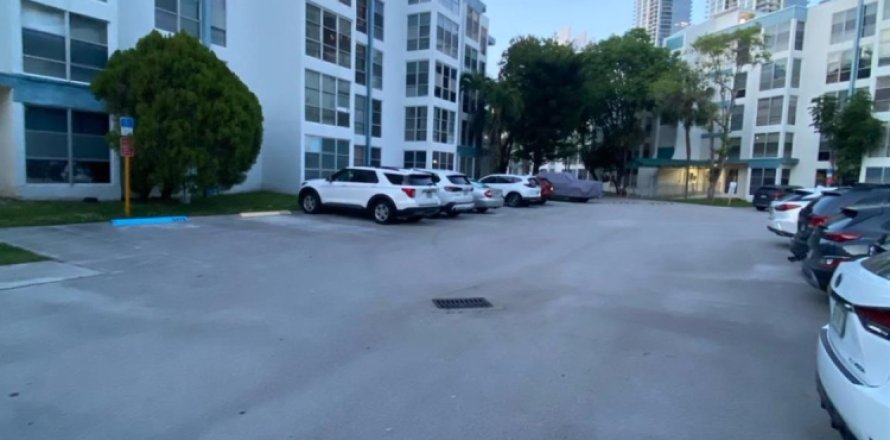 Townhouse in Sunny Isles Beach, Florida 2 bedrooms, 57.6 sq.m. № 1073879